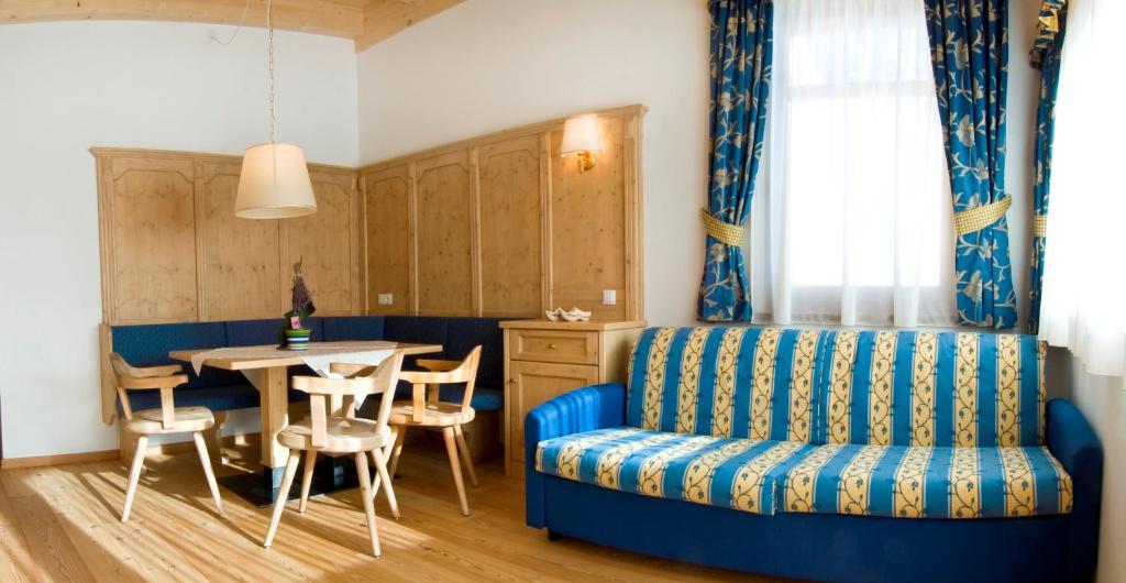 Family And Wellness Residence Ciasa Antersies San Cassiano  Bagian luar foto