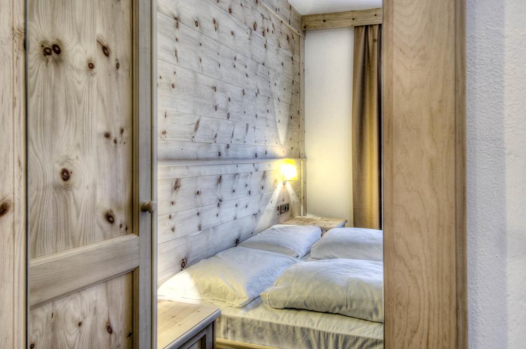 Family And Wellness Residence Ciasa Antersies San Cassiano  Ruang foto