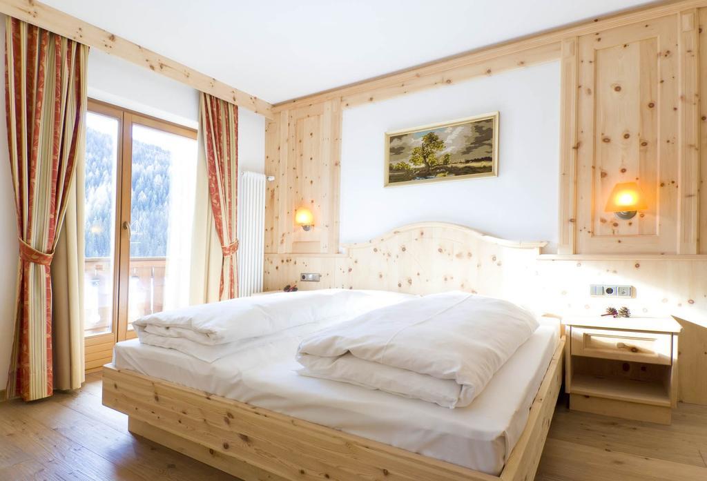 Family And Wellness Residence Ciasa Antersies San Cassiano  Bagian luar foto