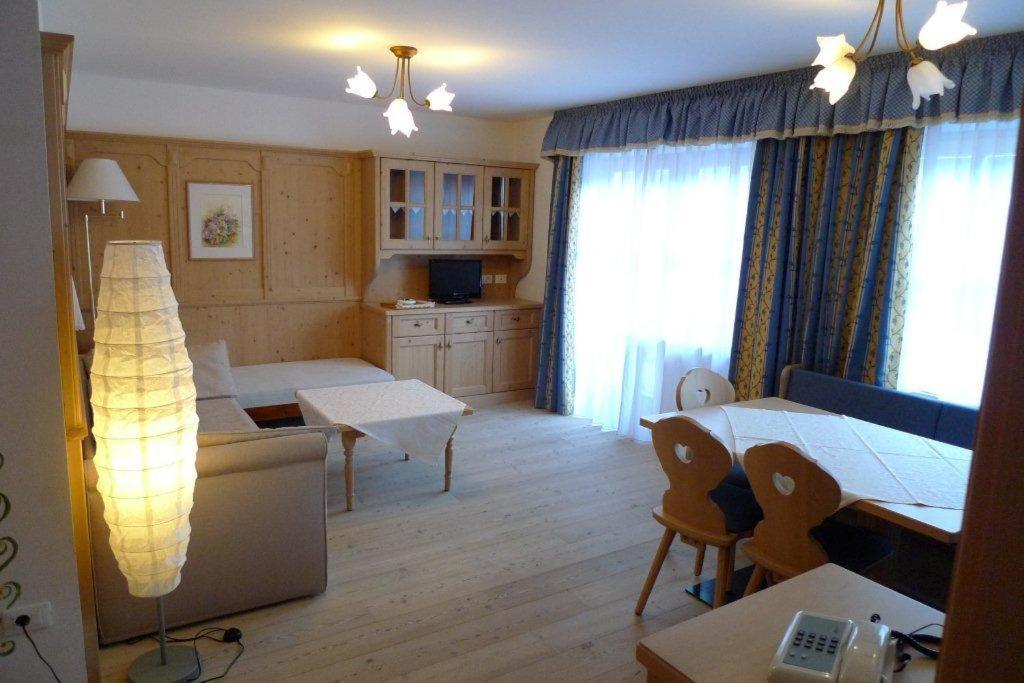 Family And Wellness Residence Ciasa Antersies San Cassiano  Ruang foto