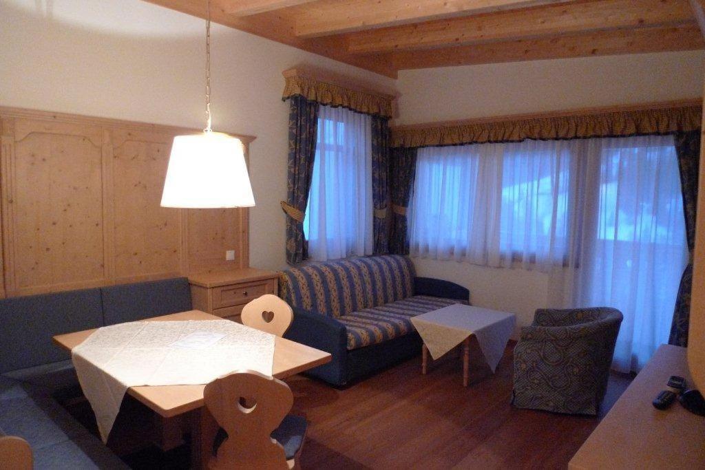 Family And Wellness Residence Ciasa Antersies San Cassiano  Ruang foto