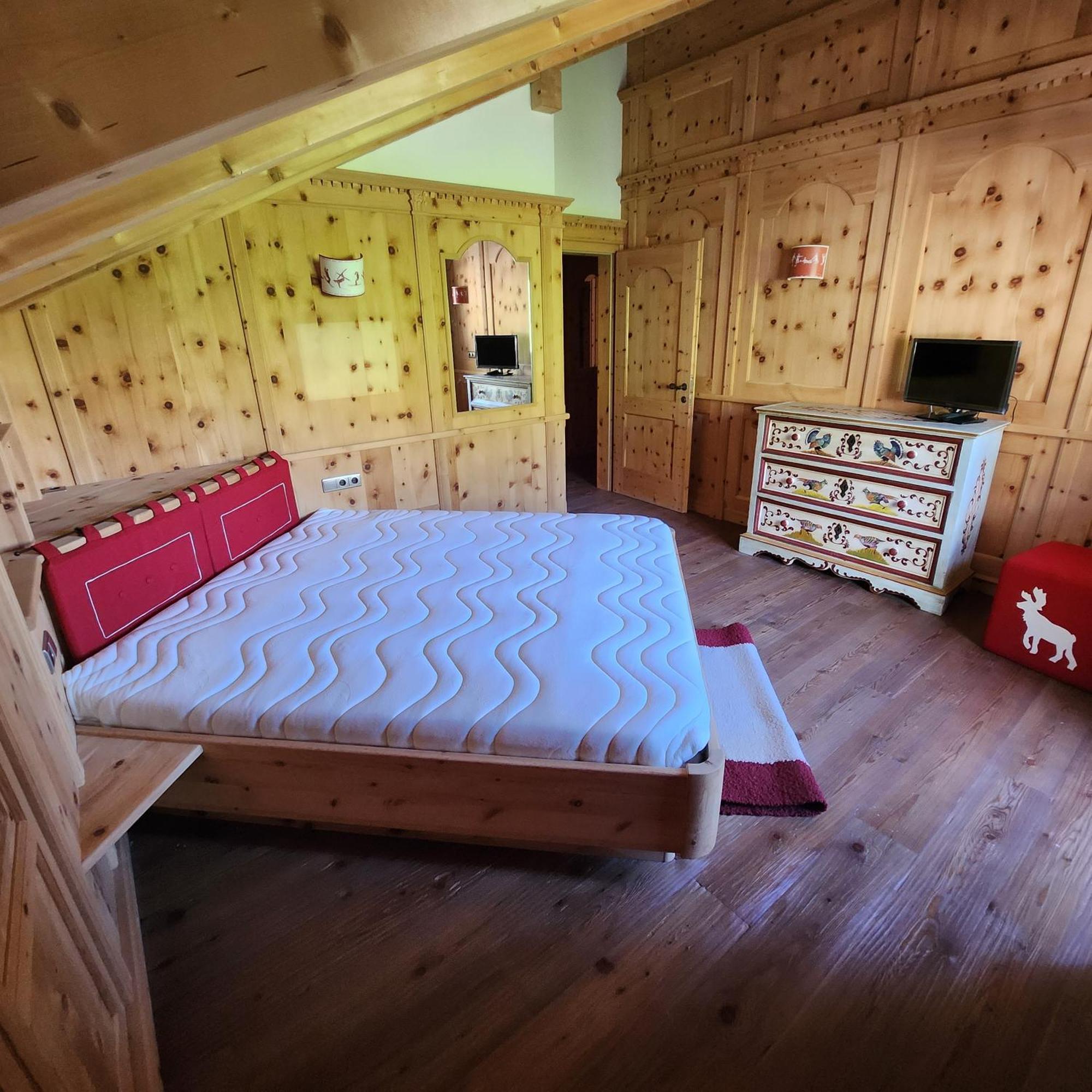 Family And Wellness Residence Ciasa Antersies San Cassiano  Bagian luar foto