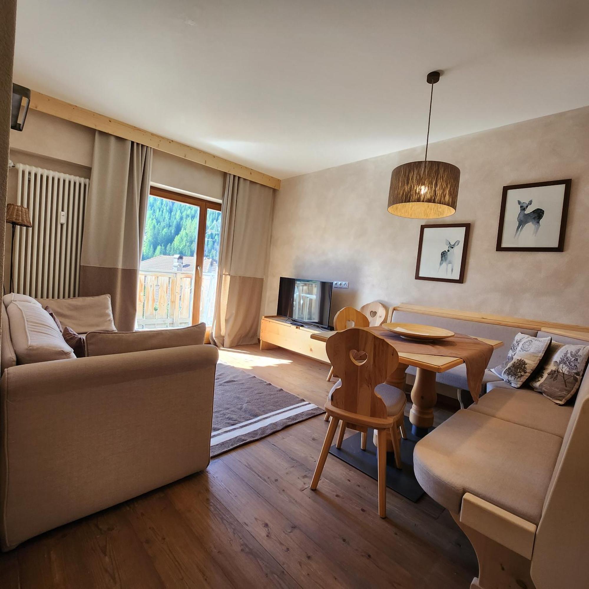 Family And Wellness Residence Ciasa Antersies San Cassiano  Ruang foto