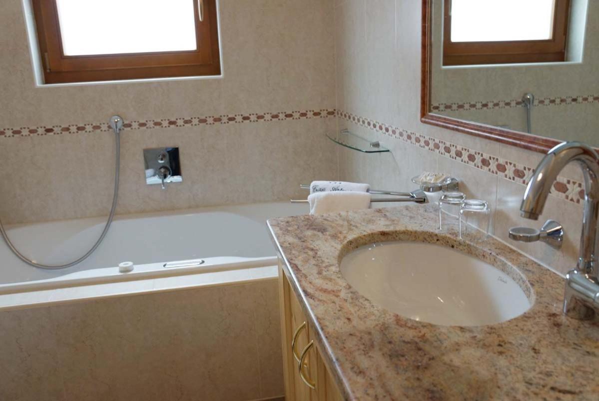 Family And Wellness Residence Ciasa Antersies San Cassiano  Ruang foto